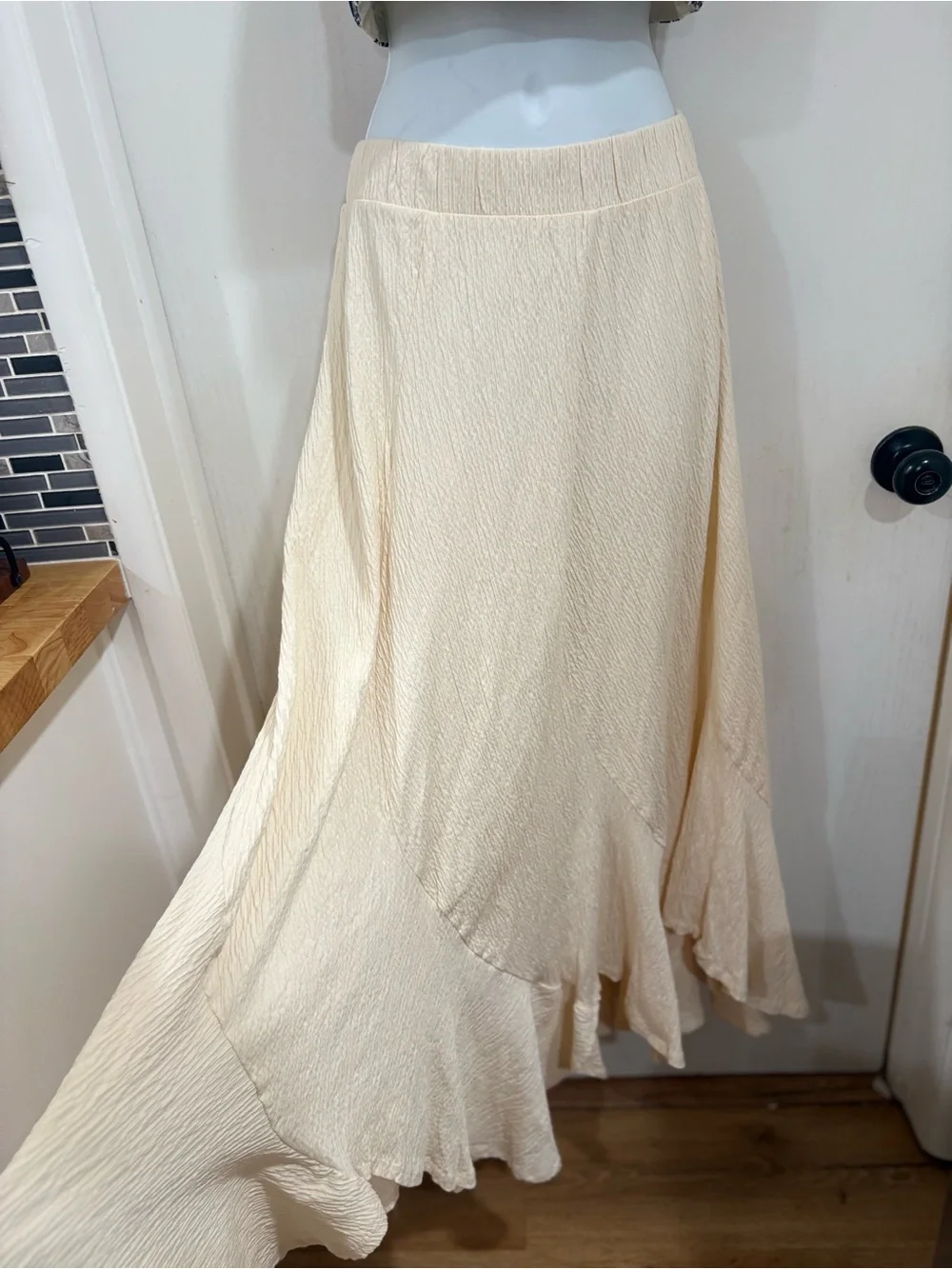 Cream Flowing bone Ruffle-Hem Skirt
